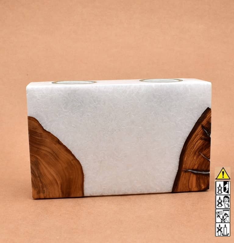 Kerze rechteckig  mit Holzelement aus Stearinwachs.  Jetzt in unserem Kerzen Onlineshop kaufen.