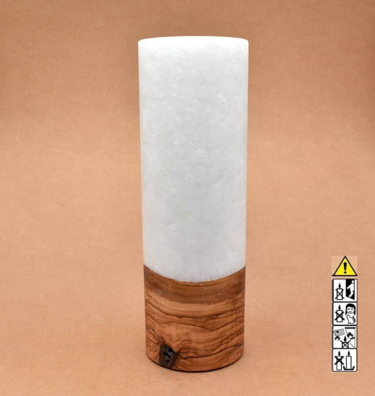 Stumpenkerze mit Holzelement aus Stearinwachs.  Jetzt in unserem Kerzen Onlineshop kaufen.