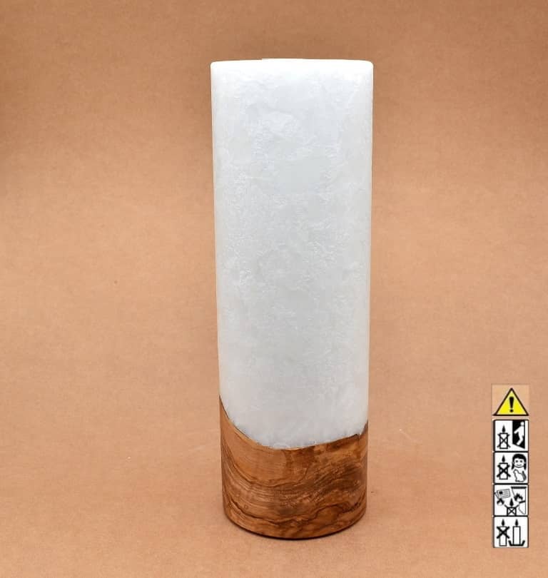 Stumpenkerze mit Holzelement aus Stearinwachs.  Jetzt in unserem Kerzen Onlineshop kaufen.