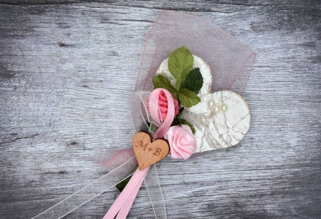 Hochzeitsanstecker - Büscherl: "Birkenherz mit Rosen - Laub und Holzherz mit Perlen" Hochzeitsanstecker - Büscherl: "Birkenherz mit Rosen - Laub und Holzherz mit Perlen". Jetzt in unserem Hochzeits Onlineshop kaufen.