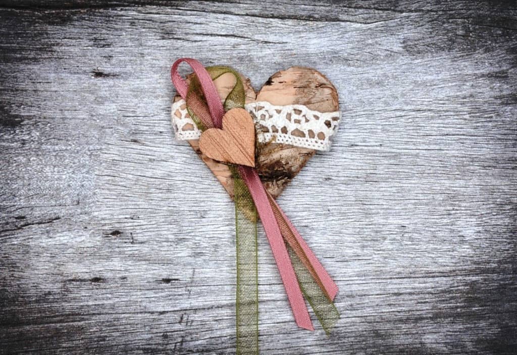 Hochzeitsanstecker - Büscherl: "Birkenherz mit Holzherz mit Spitze in Weiß" Hochzeitsanstecker - Büscherl: "Birkenherz mit Holzherz mit Spitze in Weiß". Jetzt in unserem Hochzeits Onlineshop kaufen.