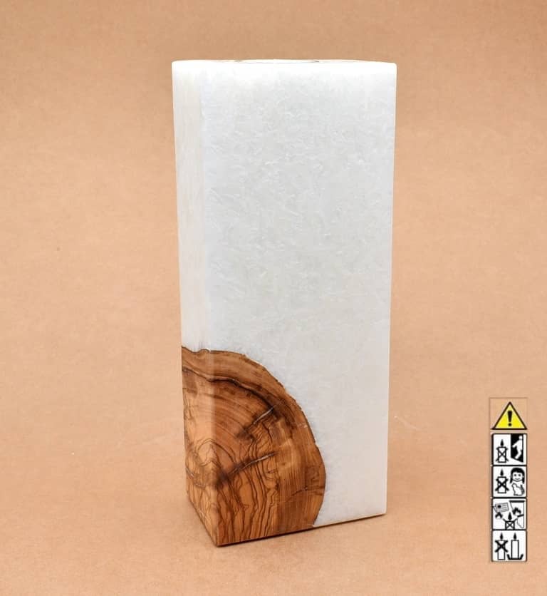 Kerze rechteckig  mit Holzelement aus Stearinwachs.  Jetzt in unserem Kerzen Onlineshop kaufen.