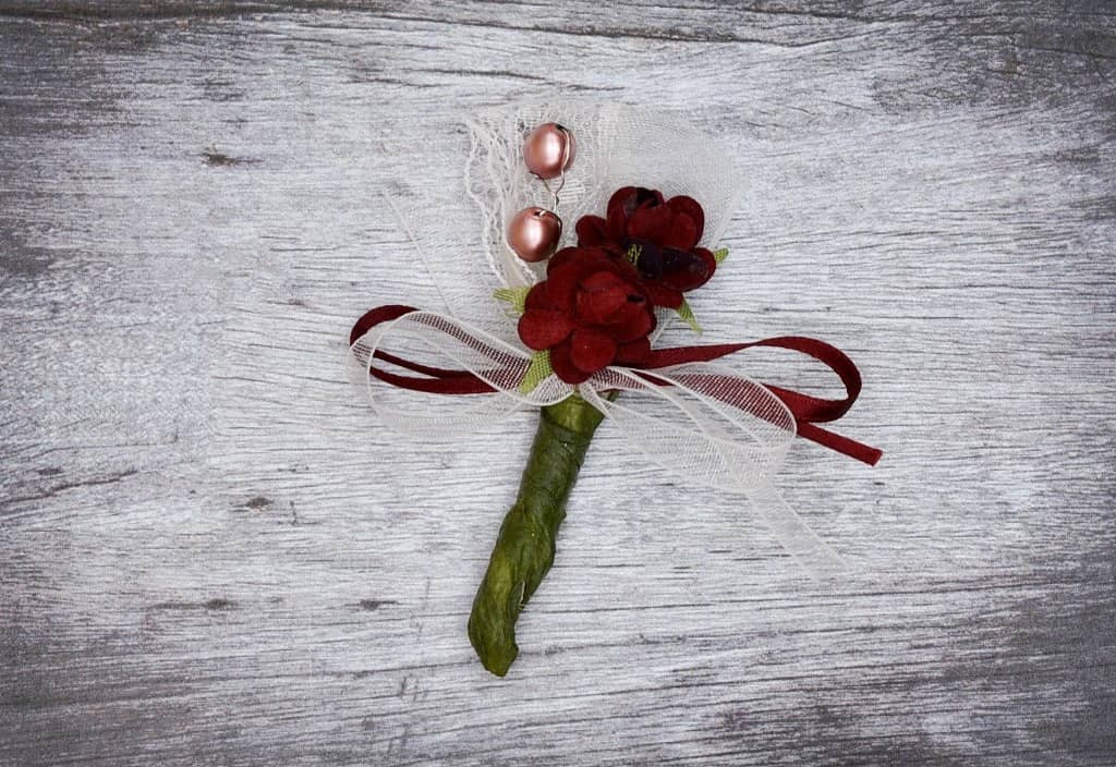 Hochzeitsanstecker - Büscherl: "Rote Rosen mit Perlen und Spitze in Weiß" Hochzeitsanstecker - Büscherl: "Rote Rosen mit Perlen und Spitze in Weiß". Jetzt in unserem Hochzeits Onlineshop kaufen.