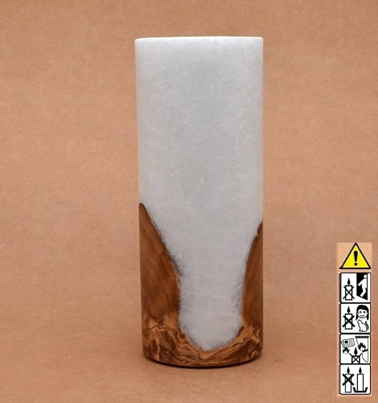 Kerze mit Holz. Individuelle runde Hochzeitskerze mit Holz aus Stearin. Kerze 80x200mm mit Holzelement, Individuelle, persönliche Hochzeitskerze Holzkerze, Rund Stearinoptik, Hochzeitskerze mit Teelicht im Kerzen online Shop für Hochzeiten bestellen, günstig kaufen.