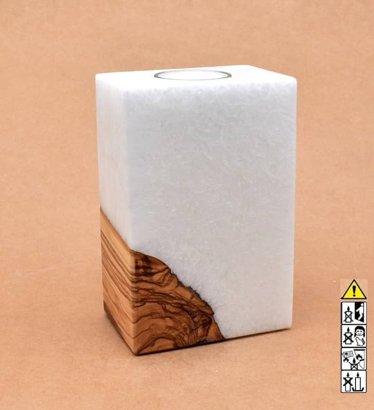 Kerze rechteckig  mit Holzelement aus Stearinwachs.  Jetzt in unserem Kerzen Onlineshop kaufen.