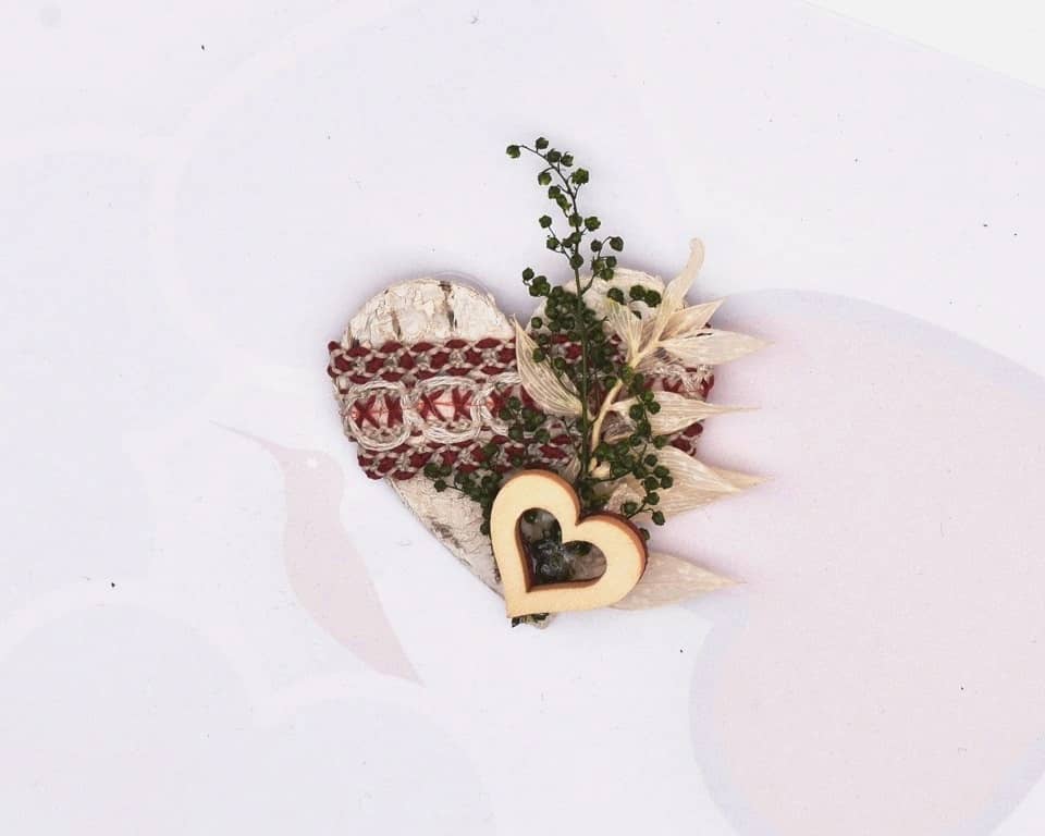 Hochzeitsanstecker - Büscherl: "Birkenherz mit Holzherz und Spitze in rot"