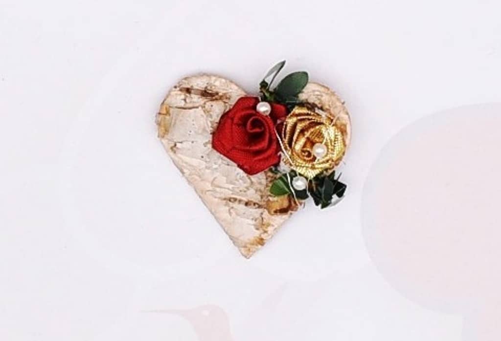 Hochzeitsanstecker - Büscherl: "Blumengruß in Gold Rot auf Birkenherz"