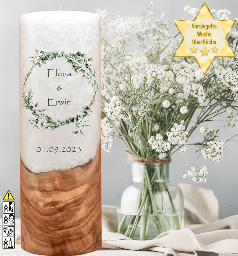 Hochzeitskerze mit Holzelement. Motiv: Eukalyptus Kranz Hochzeitskerze mit Holzelement. Motiv: Eukalyptus Kranz gold günstig in unserem Onlineshop kaufen. Personalisierte Hochzeitskerze online kaufen