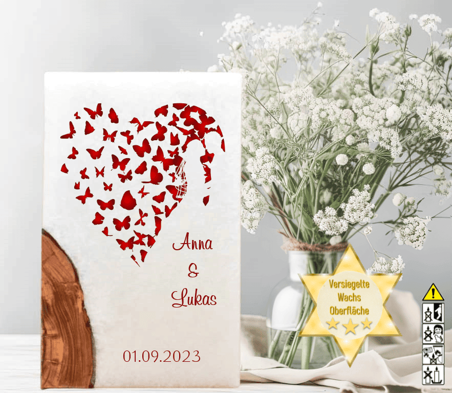 Hochzeitskerze mit Holzelement. Motiv: Brautpaar im Herz günstig in unserem Onlineshop kaufen. Personalisierte Hochzeitskerze online kaufen