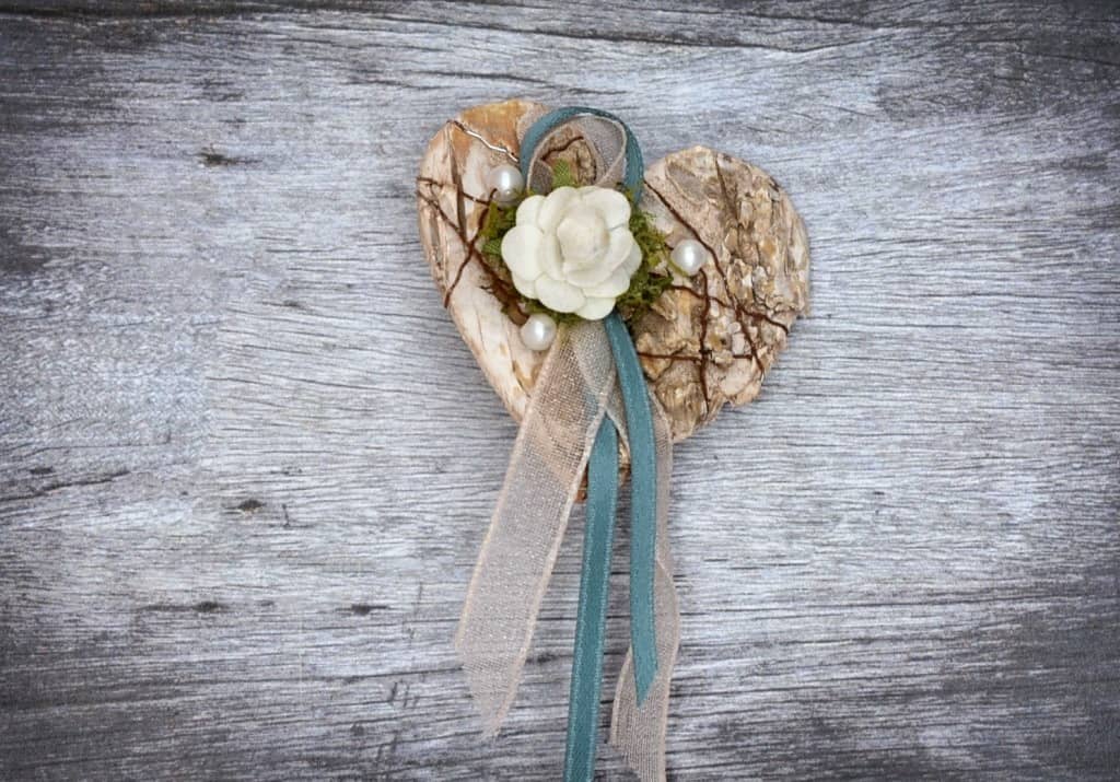 Hochzeitsanstecker - Büscherl: "Birkenherz mit Rose und Perle in Weiß Türkis".  Jetzt in unserem Hochzeits Onlineshop kaufen.