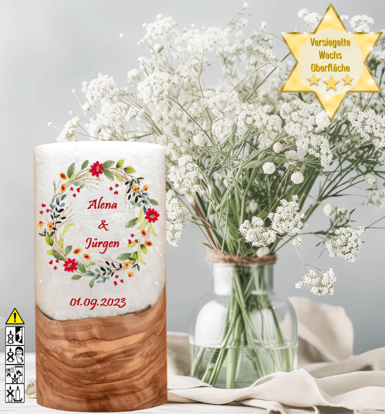 Hochzeitskerze mit Holzelement. Motiv: Blumenkranz Hochzeitskerze mit Holzelement. Motiv: Blumenkranz günstig in unserem Onlineshop kaufen. Personalisierte Hochzeitskerze online kaufen