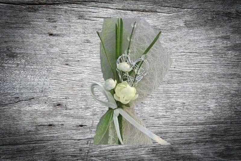 Hochzeitsanstecker / Büscherl: "Edelrose mit Silberherz aus Draht  und Blüten in creme". Jetzt in unserem Geschenke Onlineshop kaufen.