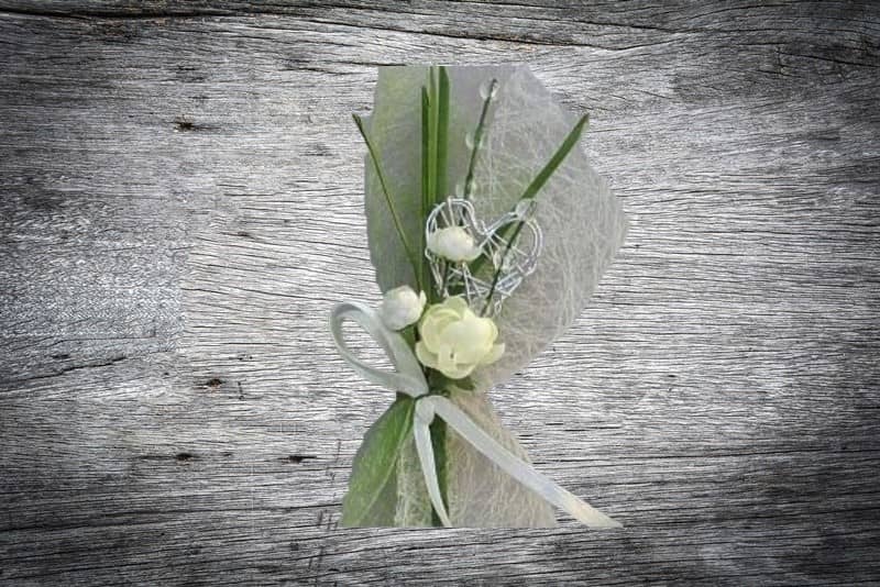 Hochzeitsanstecker / Büscherl: "Edelrose mit Silberherz aus Draht und Blüten in creme" Hochzeitsanstecker / Büscherl: "Edelrose mit Silberherz aus Draht und Blüten in creme". Jetzt in unserem Geschenke Onlineshop kaufen.