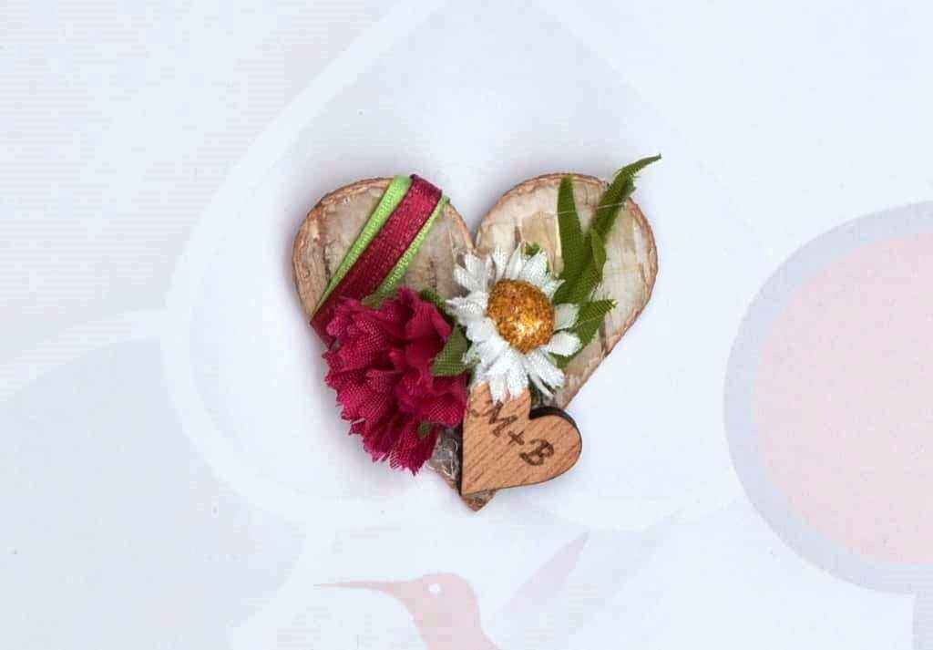 Hochzeitsanstecker - Büscherl: "Birkenherz und Blumen". Jetzt in unserem Geschenke Onlineshop kaufen.