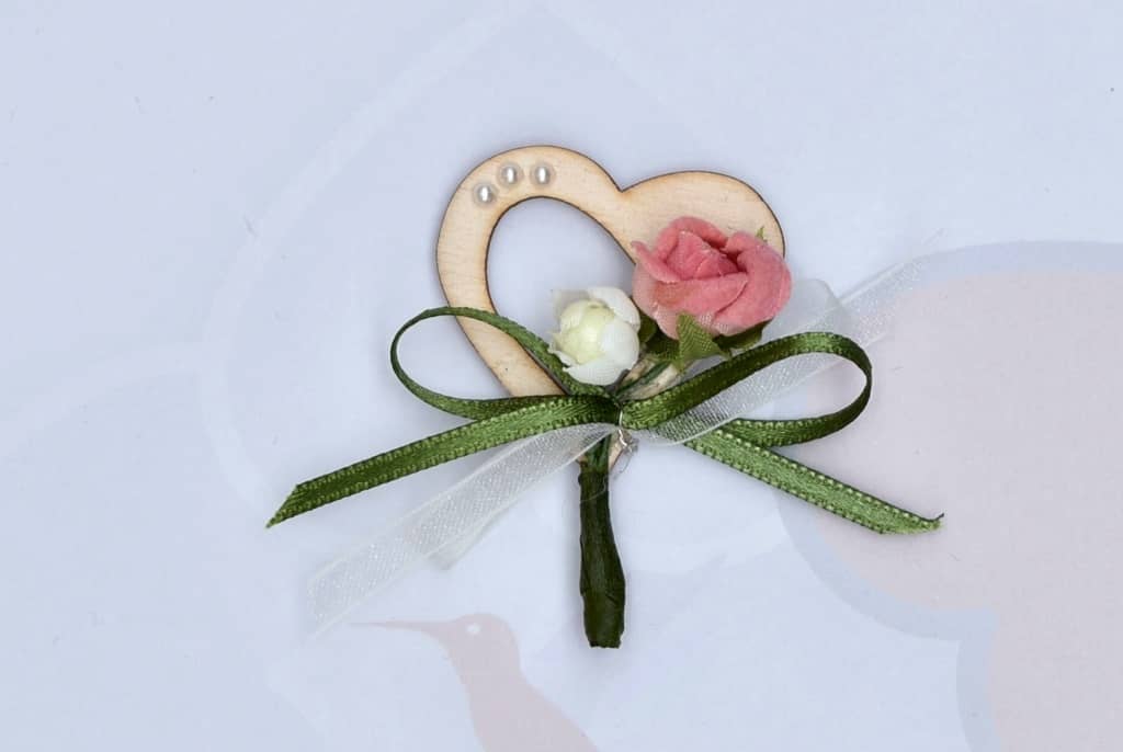 Hochzeitsanstecker - Büscherl: "Holzherz mit Perlen und Rosenblüten in Rose Weiß".  Jetzt in unserem Hochzeits Onlineshop kaufen.