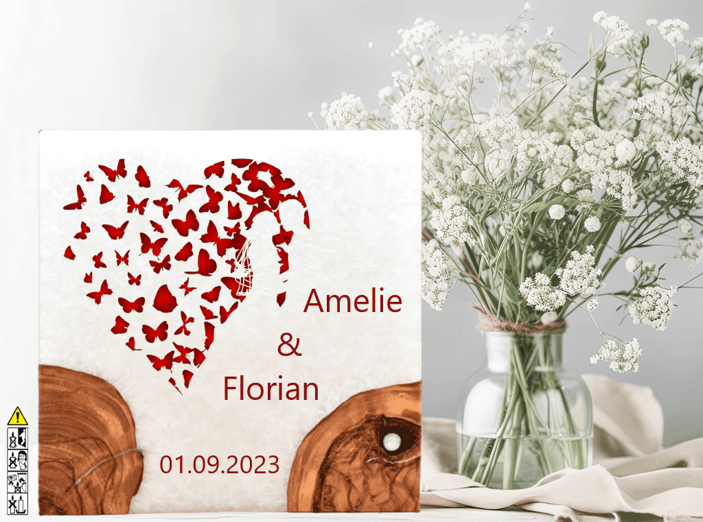 Hochzeitskerze mit Holzelement. Motiv: Brautpaar im Herz günstig in unserem Onlineshop kaufen. Personalisierte Hochzeitskerze online kaufen