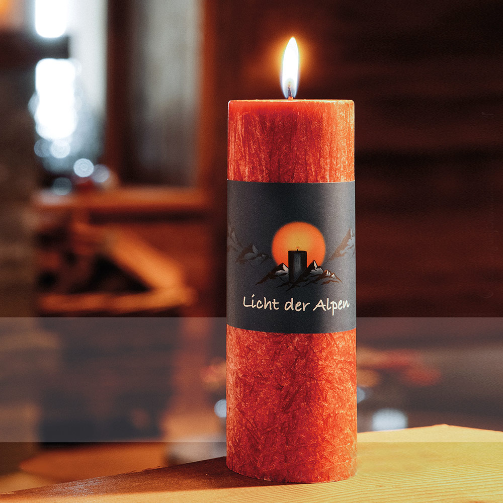 Allgäuer Heilkräuter Duftkerze. Licht der Alpen Die Wärmende in der Farbe rot - jetzt in unserem Kerzen Onlineshop kaufen.