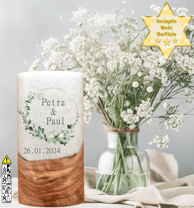 Hochzeitskerze mit Holzelement. Motiv: Eukalyptus Kranz Hochzeitskerze mit Holzelement. Motiv: Eukalyptus Kranz gold günstig in unserem Onlineshop kaufen. Personalisierte Hochzeitskerze online kaufen