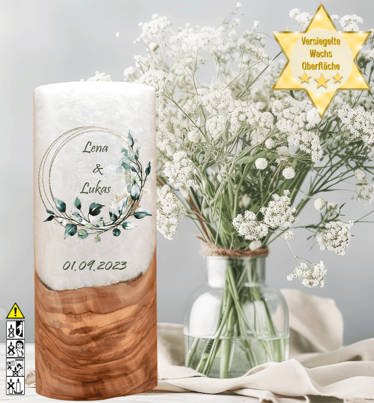 Hochzeitskerze mit Holzelement. Motiv: Eukalyptus Kranz Hochzeitskerze mit Holzelement. Motiv: Eukalyptus Kranz gold günstig in unserem Onlineshop kaufen. Personalisierte Hochzeitskerze online kaufen