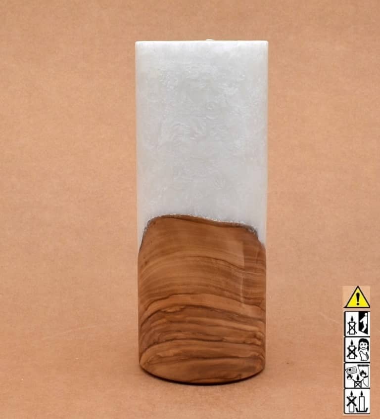 Kerze mit Holz. Individuelle runde Hochzeitskerze mit Holz aus Stearin. Kerze 80x200mm mit Holzelement, Individuelle, persönliche Hochzeitskerze Holzkerze, Rund Stearinoptik, Hochzeitskerze mit Teelicht im Kerzen online Shop für Hochzeiten bestellen, günstig kaufen.