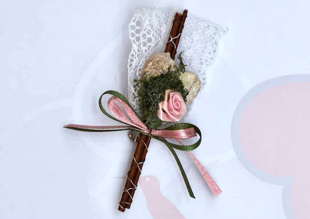 Hochzeitsanstecker - Büscherl: "Birkenherz mit Stab und Rose in Moos" . Jetzt in unserem Geschenke Onlineshop kaufen.