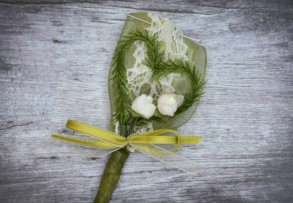 Hochzeitsanstecker - Büscherl: "Weiße Rosen im Moosherz mit Spitze in Grün" Hochzeitsanstecker - Büscherl: "Weiße Rosen im Moosherz mit Spitze in Grün". Jetzt in unserem Hochzeits Onlineshop kaufen.