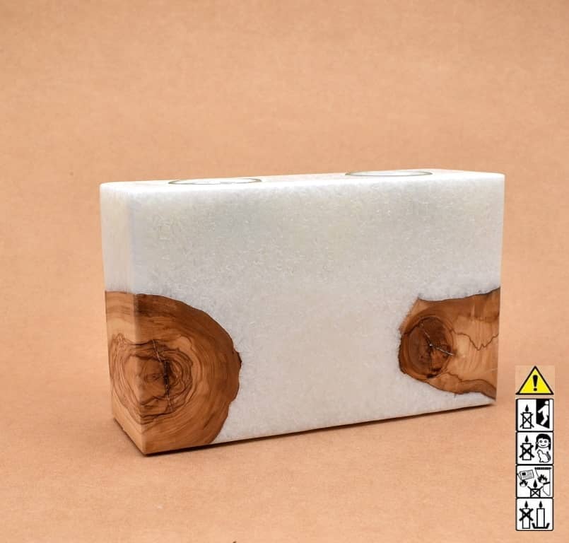 Kerze rechteckig  mit Holzelement aus Stearinwachs.  Jetzt in unserem Kerzen Onlineshop kaufen.