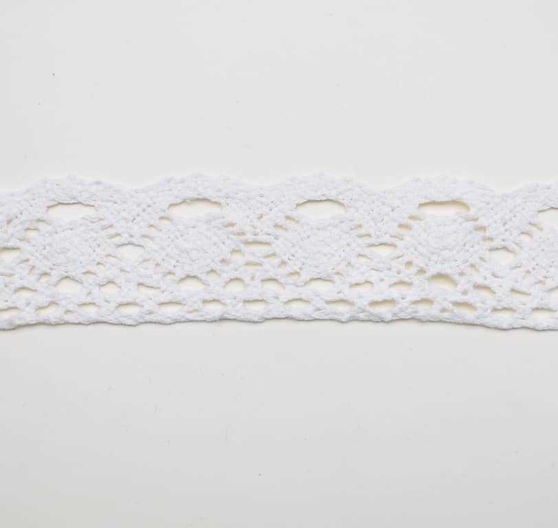 38mm Häkelspitze aus Baumwolle. Farbe: weiß 38mm Häkelspitze aus Baumwolle. Farbe: weiß