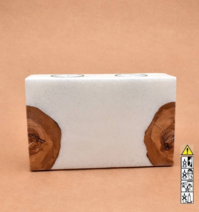 Kerze rechteckig  mit Holzelement aus Stearinwachs.  Jetzt in unserem Kerzen Onlineshop kaufen.