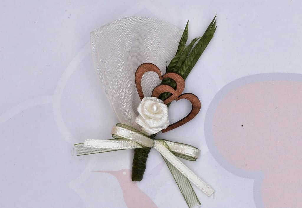 Hochzeitsanstecker - Büscherl: "Doppelherz aus Holz mit Rose in Weiß und Gras".  Jetzt in unserem Hochzeits Onlineshop kaufen.