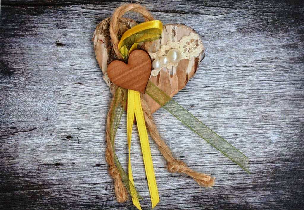Hochzeitsanstecker - Büscherl: "Birkenherz mit Holzherz und Perlen mit Spitze" Hochzeitsanstecker - Büscherl: "Birkenherz mit Holzherz und Perlen mit Spitze" . Jetzt in unserem Geschenke Onlineshop kaufen.