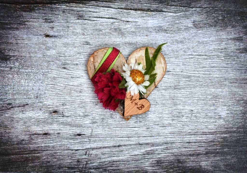 Hochzeitsanstecker - Büscherl: "Birkenherz und Blumen" Hochzeitsanstecker - Büscherl: "Birkenherz und Blumen". Jetzt in unserem Geschenke Onlineshop kaufen.