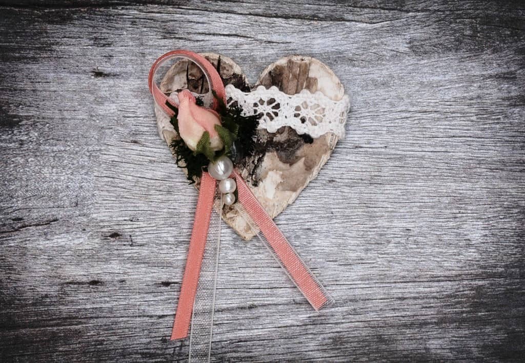 Hochzeitsanstecker - Büscherl: "Birkenherz mit Rosenknospe und Perlen mit Spitze" Hochzeitsanstecker - Büscherl: "Birkenherz mit Rosenknospe und Perlen mit Spitze". Jetzt in unserem Hochzeits Onlineshop kaufen.
