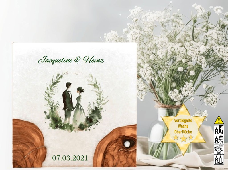 "Brautpaar im Kranz" Hochzeitskerze mit 2 Holzelementen und 2 Teelichter 20 x 20 cm "Brautpaar im Kranz" Hochzeitskerze mit 2 Holzelementen und 2 Teelichter 20 x 20 cm