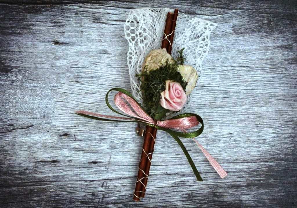 Hochzeitsanstecker - Büscherl: "Birkenherz mit Stab und Rose in Moos" . Jetzt in unserem Geschenke Onlineshop kaufen.