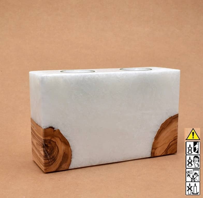 Kerze rechteckig  mit Holzelement aus Stearinwachs.  Jetzt in unserem Kerzen Onlineshop kaufen.