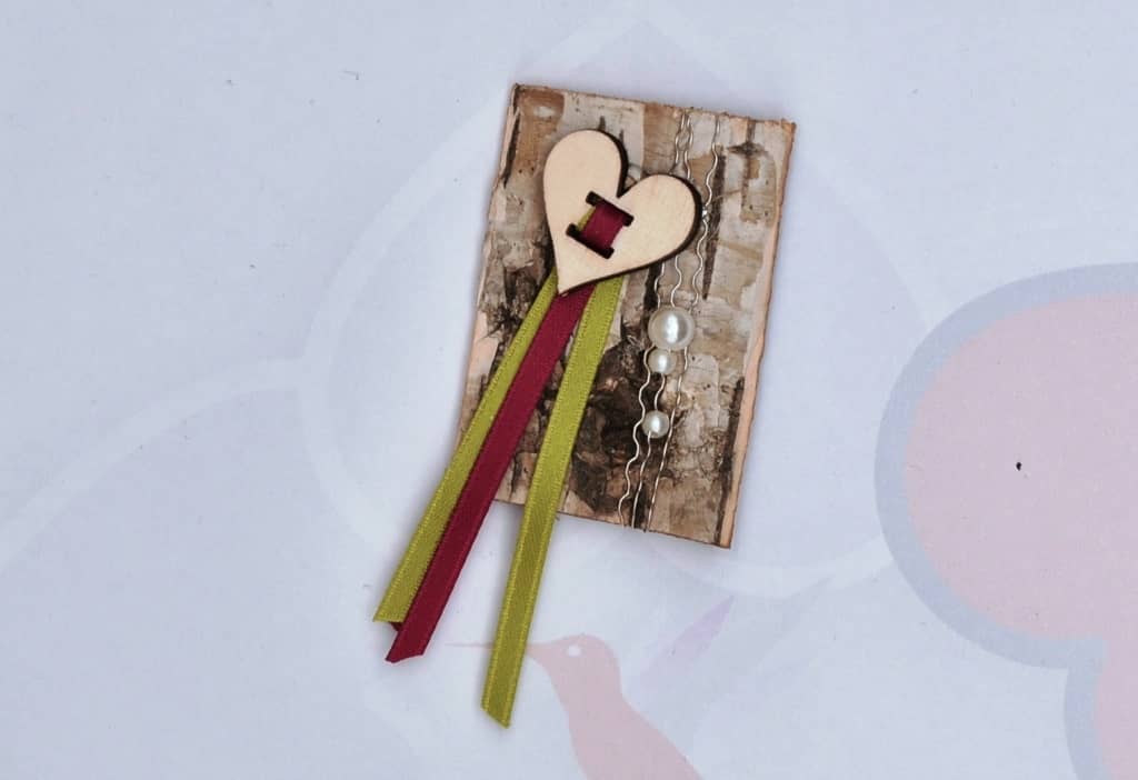 Hochzeitsanstecker - Büscherl: "Birkeplättchen mit Holzherz und Perlen".  Jetzt in unserem Hochzeits Onlineshop kaufen.