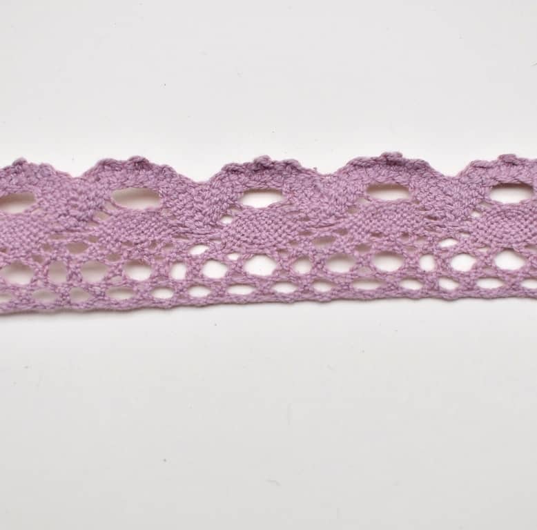 28mm Häkelspitze aus Baumwolle. Farbe: flieder 28mm Häkelspitze aus Baumwolle. Farbe: flieder