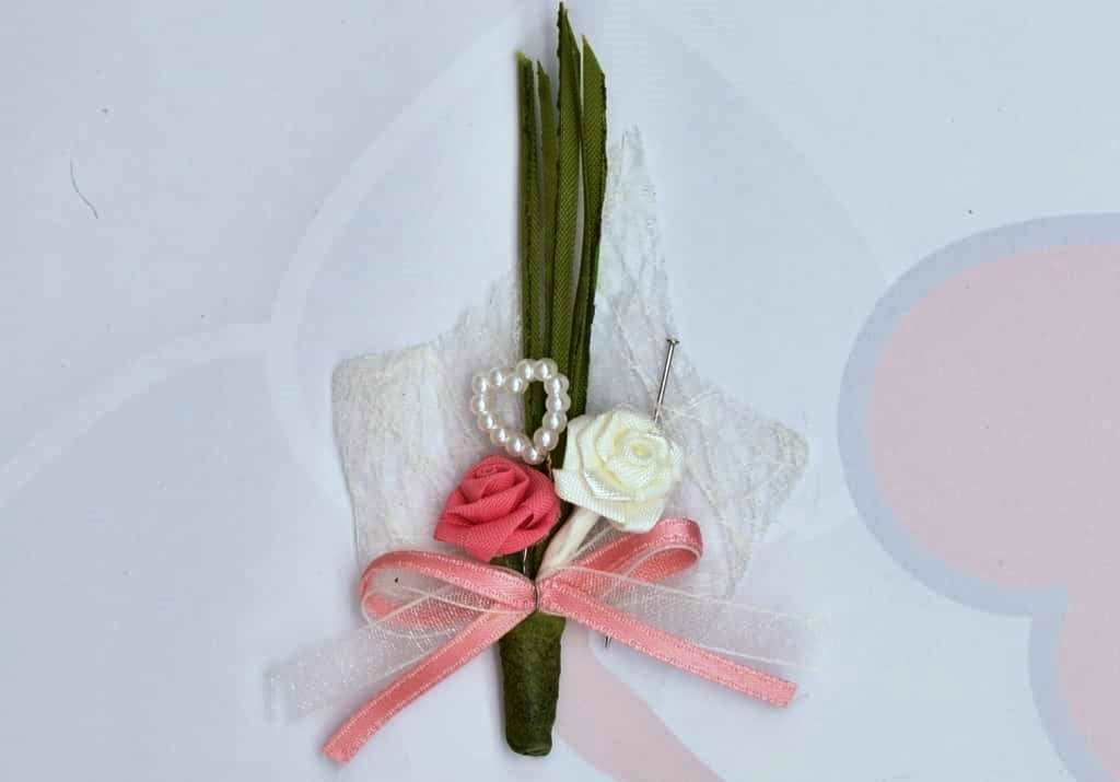 Hochzeitsanstecker - Büscherl: "Gras mit Rosen Rose/weiß und Perlenherz" . Jetzt in unserem Geschenke Onlineshop kaufen.