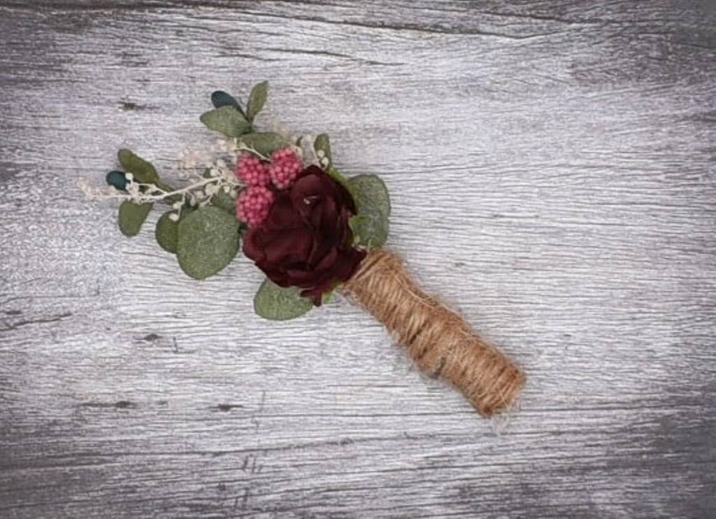 Hochzeitsanstecker - Büscherl: "Röschen und Beeren mit Eucalyptus in rot" Hochzeitsanstecker - Büscherl: "Röschen und Beeren mit Eucalyptus in rot"
