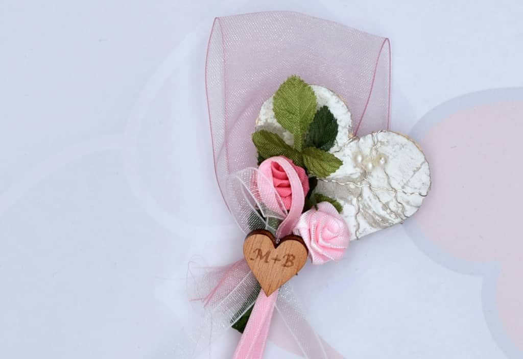 Hochzeitsanstecker - Büscherl: "Birkenherz mit Rosen - Laub und Holzherz mit Perlen".  Jetzt in unserem Hochzeits Onlineshop kaufen.