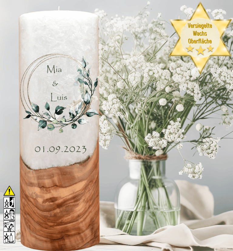 Hochzeitskerze mit Holzelement. Motiv: Eukalyptus Kranz Hochzeitskerze mit Holzelement. Motiv: Eukalyptus Kranz gold günstig in unserem Onlineshop kaufen. Personalisierte Hochzeitskerze online kaufen