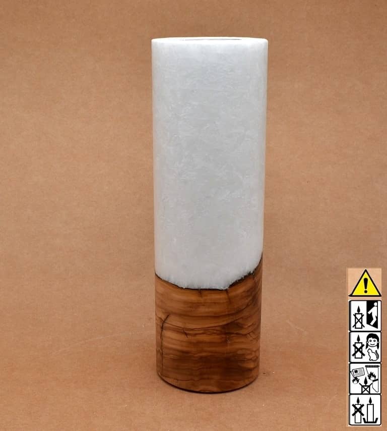 Kerze mit Holz. Individuelle runde Hochzeitskerze mit Holz aus Stearin. Kerze 80x250mm mit Holzelement, Individuelle, persönliche Hochzeitskerze Holzkerze, Rund Stearinoptik, Hochzeitskerze mit Teelicht im Kerzen online Shop für Hochzeiten bestellen, günstig kaufen.