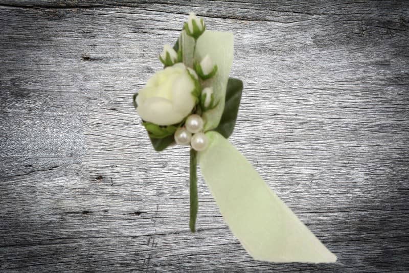 Hochzeitsanstecker / Büscherl: "Rose mittel mit Perlen in champagner". Jetzt in unserem Geschenke Onlineshop kaufen.