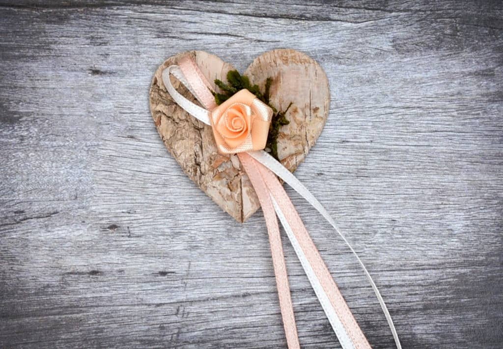 Hochzeitsanstecker - Büscherl: "Birkenherz mit Rose in Campagner - Orange" Hochzeitsanstecker - Büscherl: "Birkenherz mit Rose in Campagner - Orange". Jetzt in unserem Hochzeits Onlineshop kaufen.