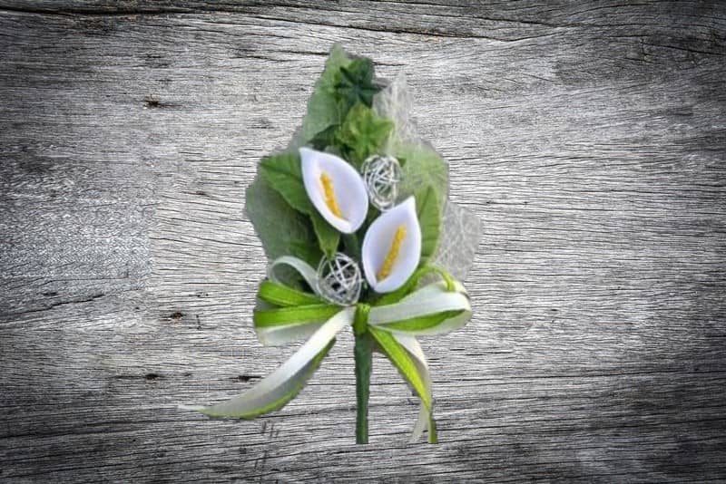 Hochzeitsanstecker / Büscherl: "Calla mit Silber. Farbe weiß" . Jetzt in unserem Geschenke Onlineshop kaufen.