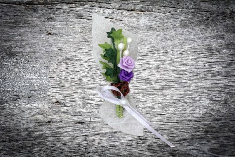 Hochzeitsanstecker / Büscherl: "Efeu mit Nestball und Rosen in lila". Jetzt in unserem Geschenke Onlineshop kaufen.