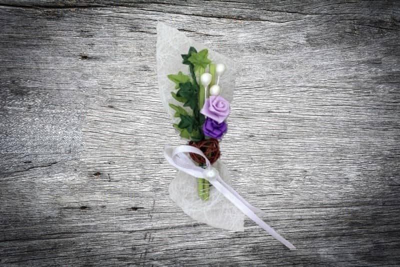 Hochzeitsanstecker / Büscherl: "Efeu mit Nestball und Rosen in lila" Hochzeitsanstecker / Büscherl: "Efeu mit Nestball und Rosen in lila". Jetzt in unserem Geschenke Onlineshop kaufen.
