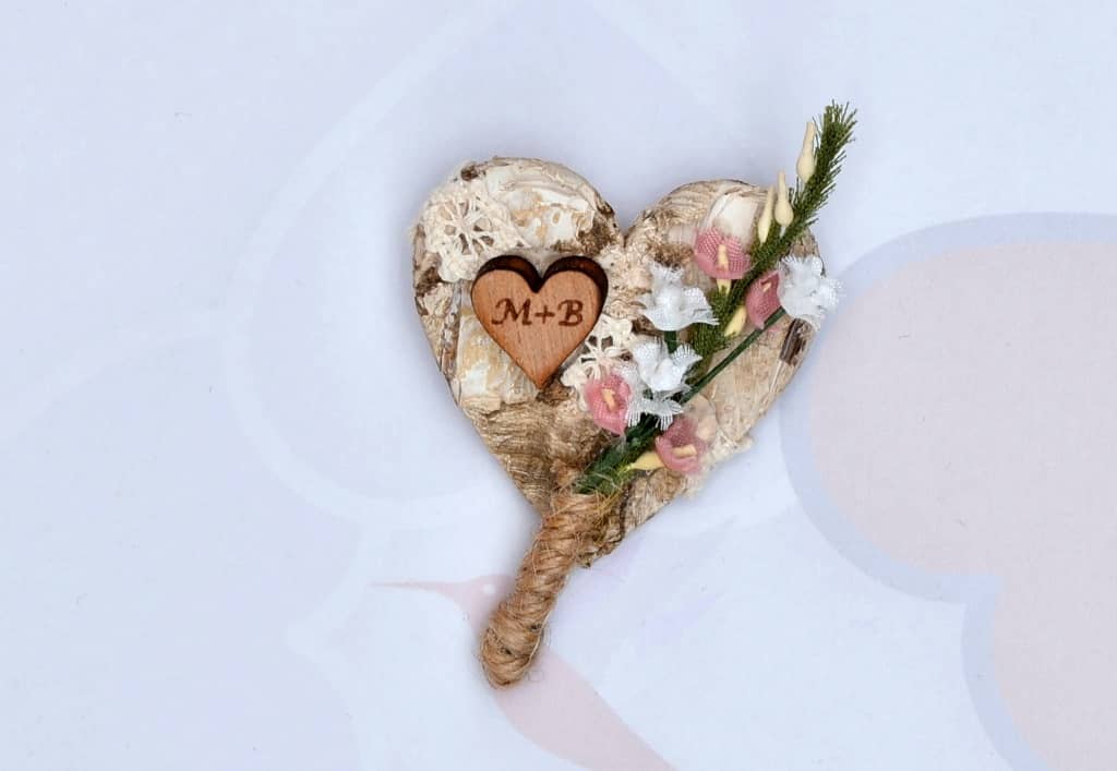 Hochzeitsanstecker - Büscherl: "Birkenherz mit Erikablüte und Holzherz mit Spitze".  Jetzt in unserem Hochzeits Onlineshop kaufen.