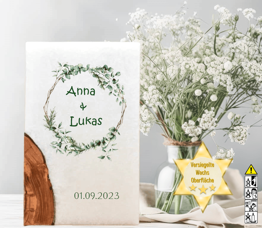 Hochzeitskerze mit Holzelement. Motiv: Eukalyptus Kranz Hochzeitskerze mit Holzelement. Motiv: Eukalyptus Kranz gold günstig in unserem Onlineshop kaufen. Personalisierte Hochzeitskerze online kaufen